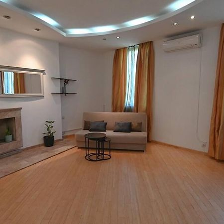 Classic Apt. On Liberty Square Тбилиси Екстериор снимка