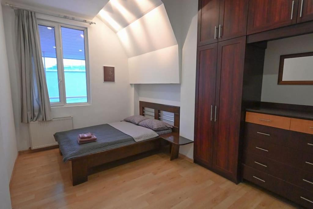 Classic Apt. On Liberty Square Тбилиси Екстериор снимка