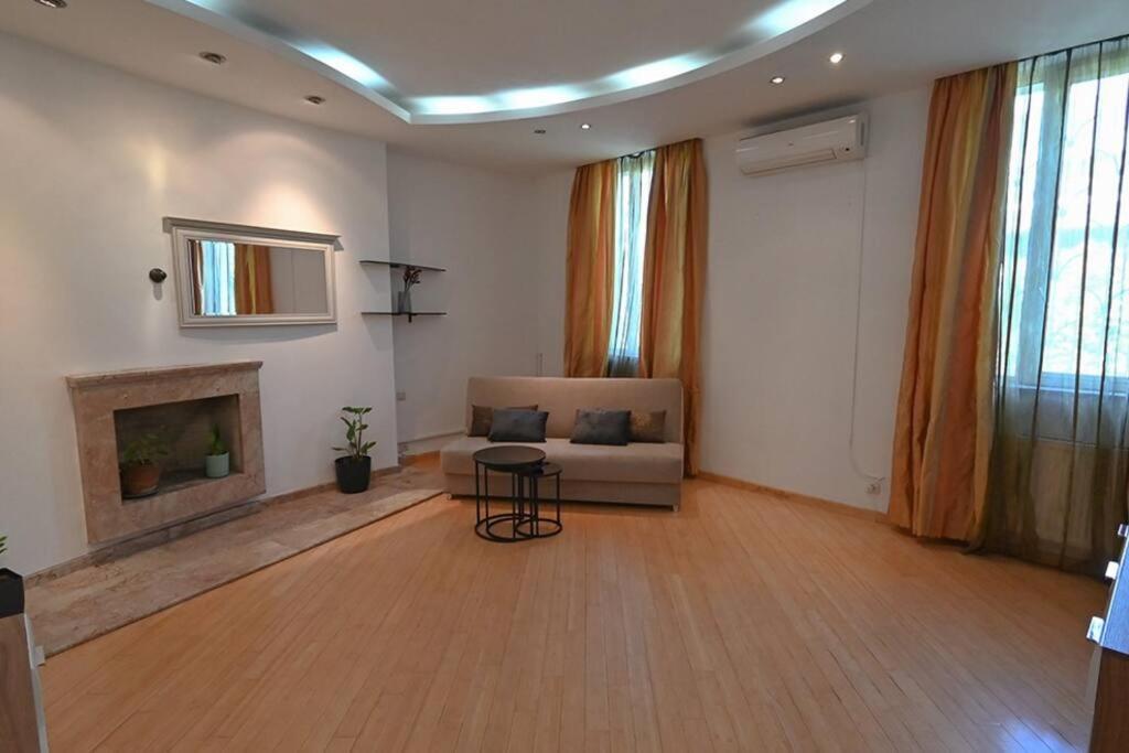 Classic Apt. On Liberty Square Тбилиси Екстериор снимка